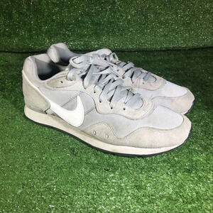 Mens Nikes tennis shoes size 10.5 venture runner gray suede vintage inspired